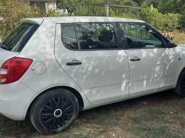 Белый Шкода Фабия, объемом двигателя 1.6 л и пробегом 264 тыс. км за 5500 $, фото 2 на Automoto.ua