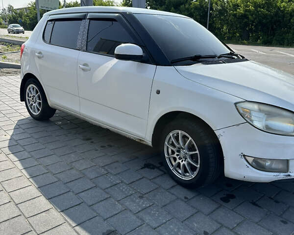 Белый Шкода Фабия, объемом двигателя 1.4 л и пробегом 315 тыс. км за 3500 $, фото 2 на Automoto.ua