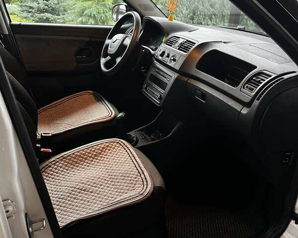 Белый Шкода Фабия, объемом двигателя 1.39 л и пробегом 141 тыс. км за 5400 $, фото 8 на Automoto.ua