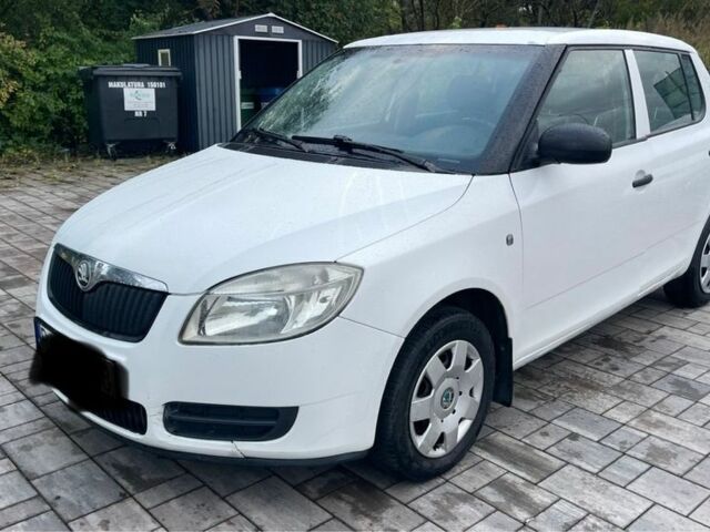 Белый Шкода Фабия, объемом двигателя 1.4 л и пробегом 250 тыс. км за 2200 $, фото 1 на Automoto.ua