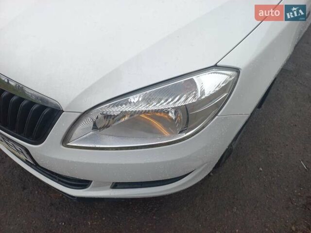 Белый Шкода Фабия, объемом двигателя 1.2 л и пробегом 48 тыс. км за 5000 $, фото 21 на Automoto.ua