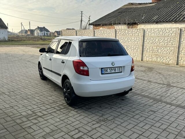 Белый Шкода Фабия, объемом двигателя 1.2 л и пробегом 265 тыс. км за 3299 $, фото 2 на Automoto.ua