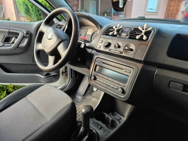 Белый Шкода Фабия, объемом двигателя 1.2 л и пробегом 140 тыс. км за 5900 $, фото 8 на Automoto.ua