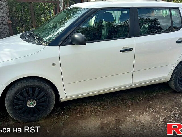 Белый Шкода Фабия, объемом двигателя 1.6 л и пробегом 264 тыс. км за 5500 $, фото 2 на Automoto.ua