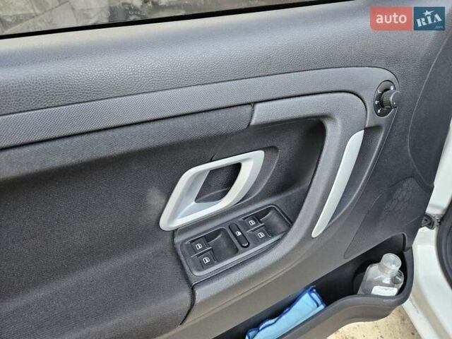 Белый Шкода Фабия, объемом двигателя 1.6 л и пробегом 198 тыс. км за 5200 $, фото 37 на Automoto.ua