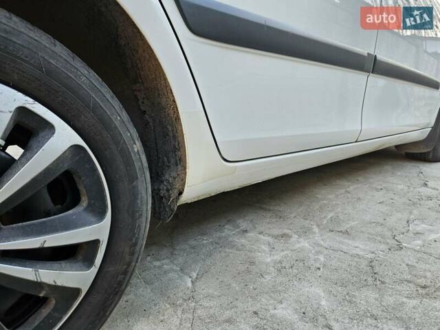 Белый Шкода Фабия, объемом двигателя 1.6 л и пробегом 198 тыс. км за 5200 $, фото 31 на Automoto.ua
