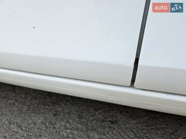 Белый Шкода Фабия, объемом двигателя 1.6 л и пробегом 198 тыс. км за 5200 $, фото 2 на Automoto.ua