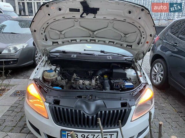 Белый Шкода Фабия, объемом двигателя 1.2 л и пробегом 184 тыс. км за 4800 $, фото 11 на Automoto.ua