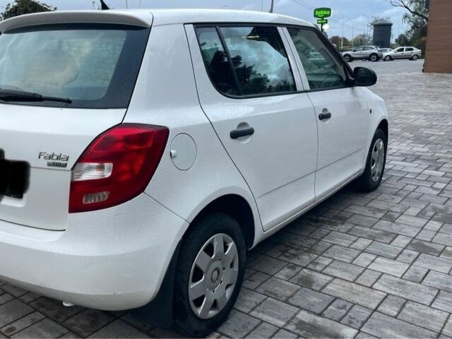 Белый Шкода Фабия, объемом двигателя 1.4 л и пробегом 250 тыс. км за 2200 $, фото 3 на Automoto.ua