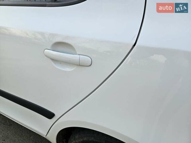 Белый Шкода Фабия, объемом двигателя 1.6 л и пробегом 198 тыс. км за 5200 $, фото 3 на Automoto.ua