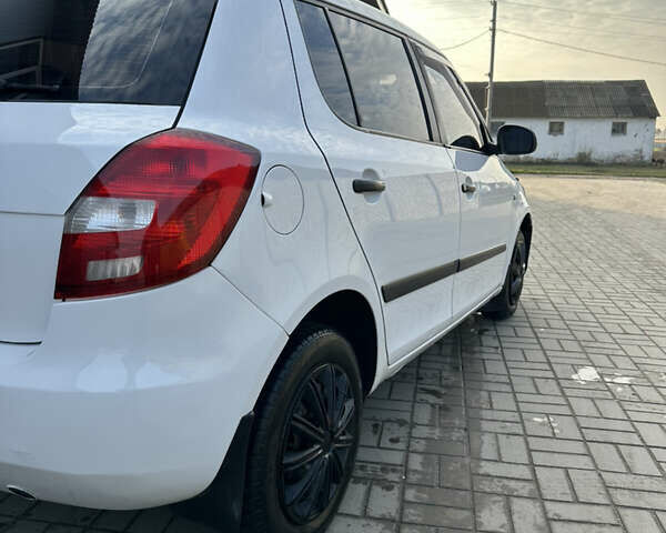 Белый Шкода Фабия, объемом двигателя 1.2 л и пробегом 266 тыс. км за 3299 $, фото 6 на Automoto.ua