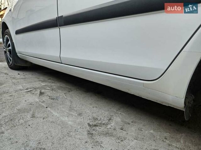 Белый Шкода Фабия, объемом двигателя 1.6 л и пробегом 198 тыс. км за 5200 $, фото 28 на Automoto.ua