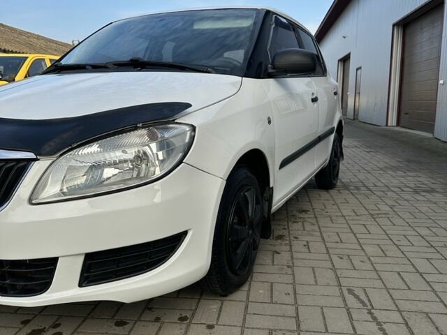 Белый Шкода Фабия, объемом двигателя 1.2 л и пробегом 265 тыс. км за 3299 $, фото 5 на Automoto.ua