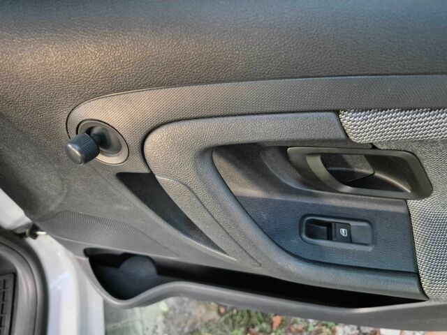 Белый Шкода Фабия, объемом двигателя 1.2 л и пробегом 140 тыс. км за 5900 $, фото 9 на Automoto.ua