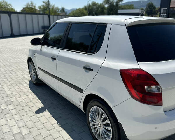 Белый Шкода Фабия, объемом двигателя 1.6 л и пробегом 292 тыс. км за 5700 $, фото 4 на Automoto.ua