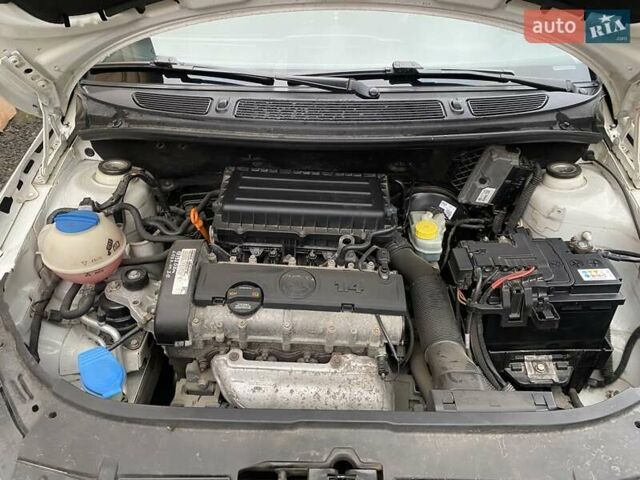 Белый Шкода Фабия, объемом двигателя 1.39 л и пробегом 194 тыс. км за 6200 $, фото 11 на Automoto.ua