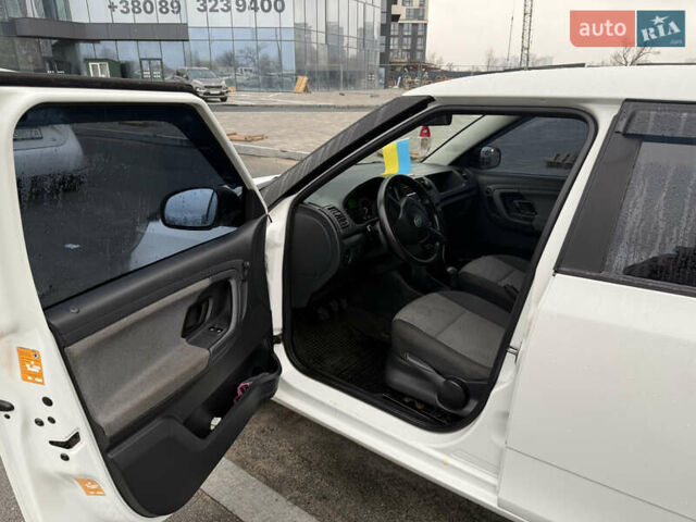 Белый Шкода Фабия, объемом двигателя 1.2 л и пробегом 184 тыс. км за 4800 $, фото 16 на Automoto.ua