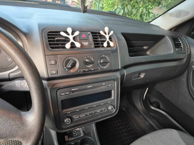 Белый Шкода Фабия, объемом двигателя 1.2 л и пробегом 140 тыс. км за 5900 $, фото 6 на Automoto.ua