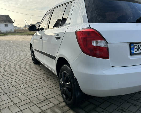 Белый Шкода Фабия, объемом двигателя 1.2 л и пробегом 266 тыс. км за 3299 $, фото 7 на Automoto.ua
