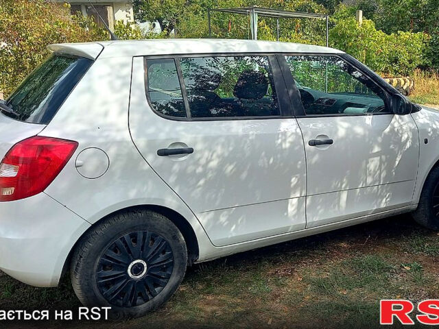 Белый Шкода Фабия, объемом двигателя 1.6 л и пробегом 264 тыс. км за 5500 $, фото 3 на Automoto.ua