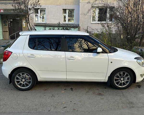 Белый Шкода Фабия, объемом двигателя 1.6 л и пробегом 196 тыс. км за 5200 $, фото 1 на Automoto.ua