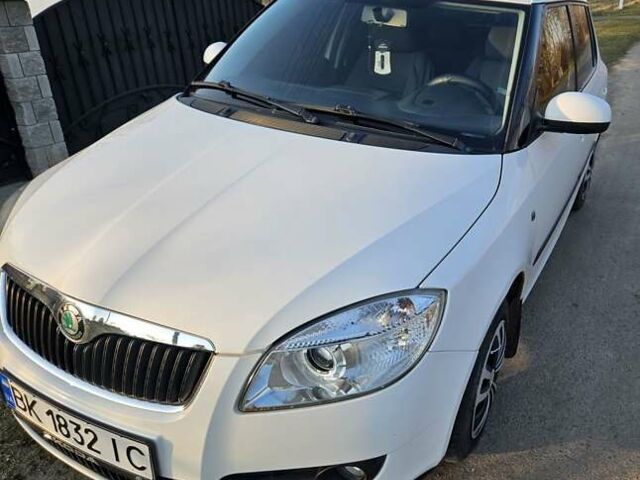 Белый Шкода Фабия, объемом двигателя 1.6 л и пробегом 198 тыс. км за 5200 $, фото 4 на Automoto.ua