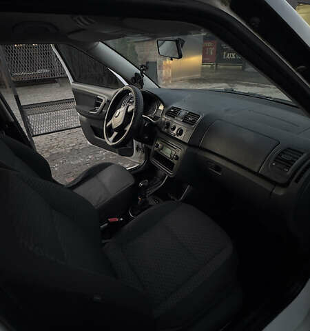 Белый Шкода Фабия, объемом двигателя 1.6 л и пробегом 294 тыс. км за 4700 $, фото 7 на Automoto.ua