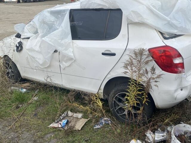 Белый Шкода Фабия, объемом двигателя 1.2 л и пробегом 150 тыс. км за 1300 $, фото 2 на Automoto.ua