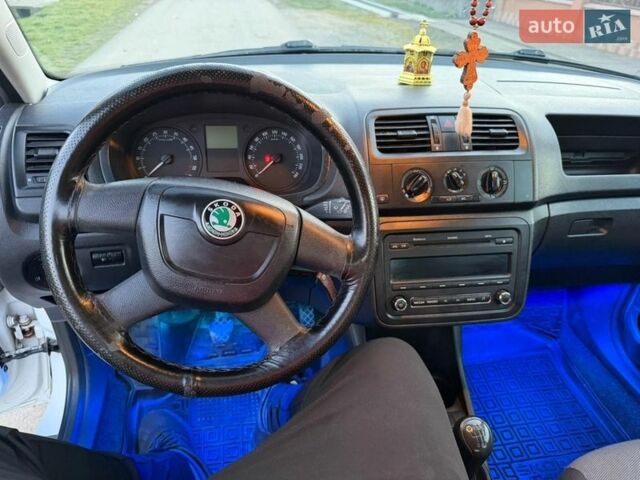 Белый Шкода Фабия, объемом двигателя 1.6 л и пробегом 229 тыс. км за 5000 $, фото 2 на Automoto.ua