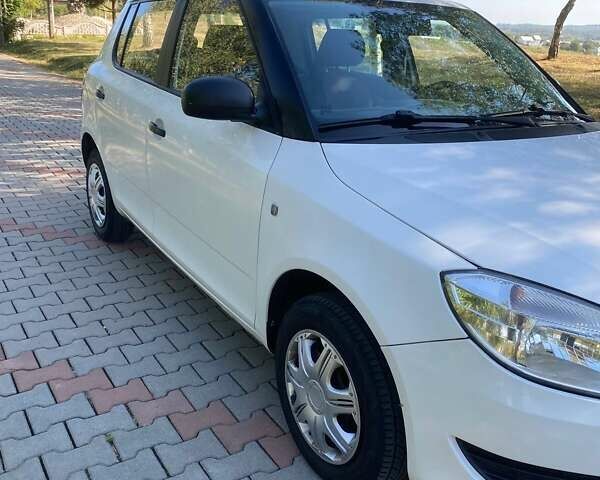 Белый Шкода Фабия, объемом двигателя 1.2 л и пробегом 190 тыс. км за 5200 $, фото 8 на Automoto.ua