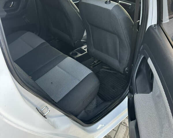 Белый Шкода Фабия, объемом двигателя 1.2 л и пробегом 266 тыс. км за 3299 $, фото 13 на Automoto.ua