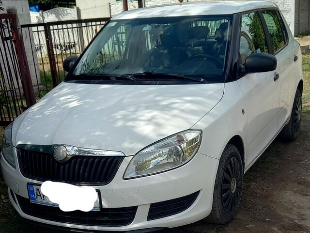 Белый Шкода Фабия, объемом двигателя 1.6 л и пробегом 264 тыс. км за 5500 $, фото 4 на Automoto.ua