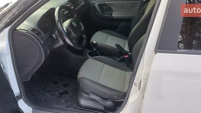 Белый Шкода Фабия, объемом двигателя 1.6 л и пробегом 250 тыс. км за 5950 $, фото 11 на Automoto.ua