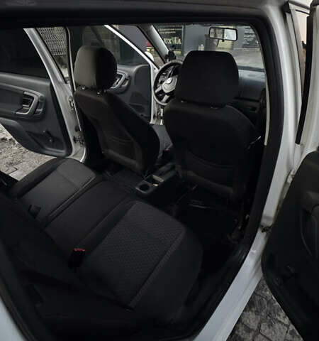 Белый Шкода Фабия, объемом двигателя 1.6 л и пробегом 294 тыс. км за 4700 $, фото 6 на Automoto.ua