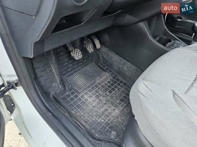 Белый Шкода Фабия, объемом двигателя 1.6 л и пробегом 198 тыс. км за 5200 $, фото 19 на Automoto.ua