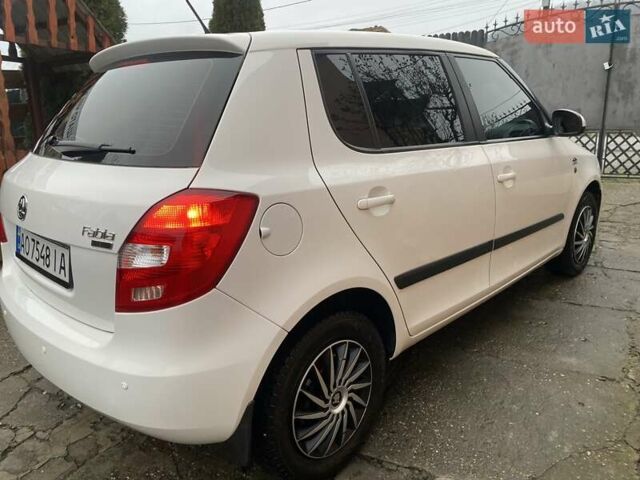 Белый Шкода Фабия, объемом двигателя 1.39 л и пробегом 194 тыс. км за 6200 $, фото 2 на Automoto.ua