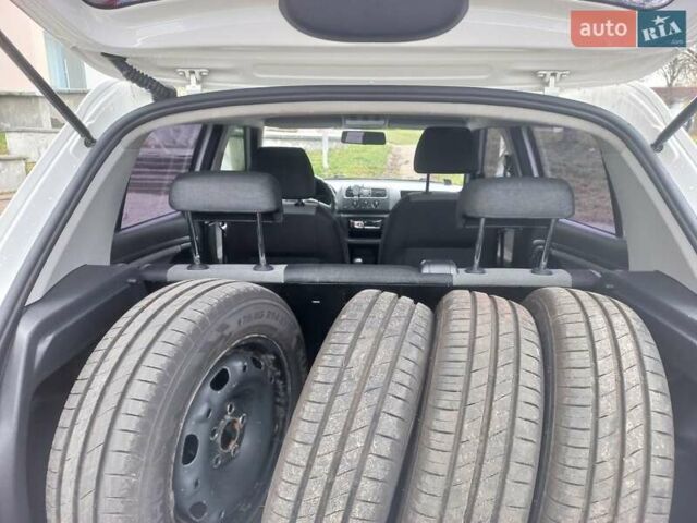 Белый Шкода Фабия, объемом двигателя 1.2 л и пробегом 48 тыс. км за 5000 $, фото 23 на Automoto.ua