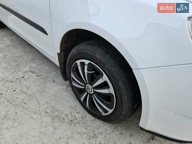 Белый Шкода Фабия, объемом двигателя 1.6 л и пробегом 198 тыс. км за 5200 $, фото 21 на Automoto.ua