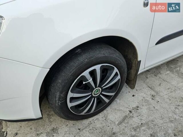 Белый Шкода Фабия, объемом двигателя 1.6 л и пробегом 198 тыс. км за 5200 $, фото 24 на Automoto.ua