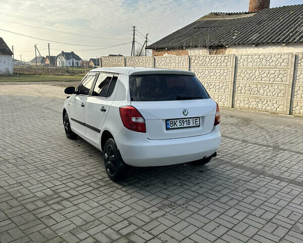 Белый Шкода Фабия, объемом двигателя 1.2 л и пробегом 266 тыс. км за 3299 $, фото 2 на Automoto.ua