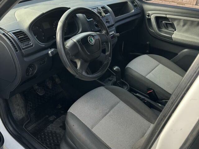 Белый Шкода Фабия, объемом двигателя 1.2 л и пробегом 265 тыс. км за 3299 $, фото 11 на Automoto.ua