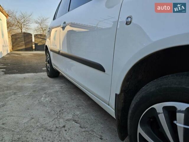 Белый Шкода Фабия, объемом двигателя 1.6 л и пробегом 198 тыс. км за 5200 $, фото 32 на Automoto.ua