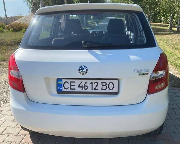 Белый Шкода Фабия, объемом двигателя 1.2 л и пробегом 190 тыс. км за 5200 $, фото 4 на Automoto.ua