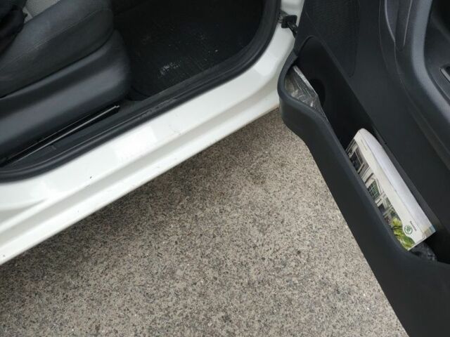 Белый Шкода Фабия, объемом двигателя 1.2 л и пробегом 388 тыс. км за 3400 $, фото 7 на Automoto.ua