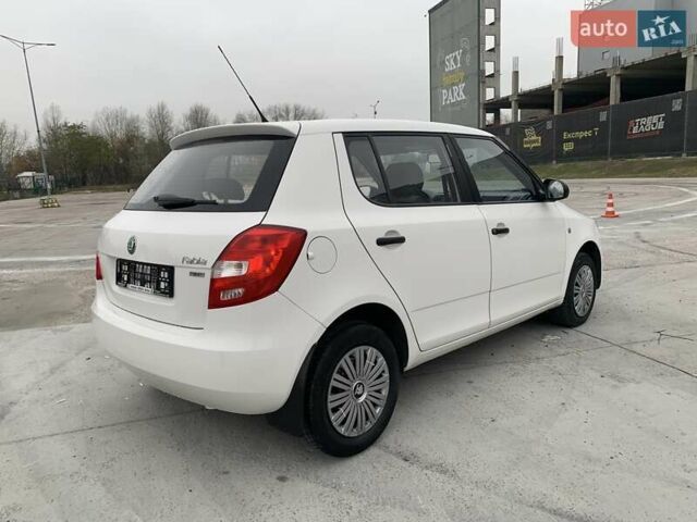 Белый Шкода Фабия, объемом двигателя 1.39 л и пробегом 230 тыс. км за 3698 $, фото 16 на Automoto.ua