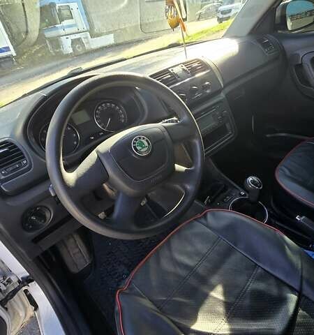 Белый Шкода Фабия, объемом двигателя 1.2 л и пробегом 102 тыс. км за 4700 $, фото 16 на Automoto.ua