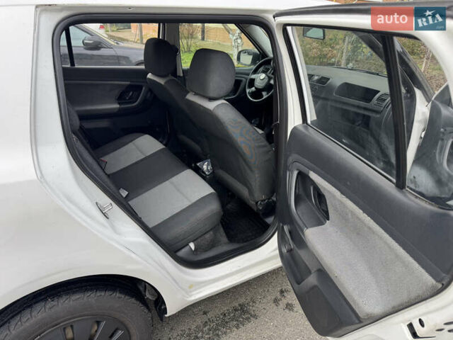 Белый Шкода Фабия, объемом двигателя 1.39 л и пробегом 330 тыс. км за 3999 $, фото 11 на Automoto.ua