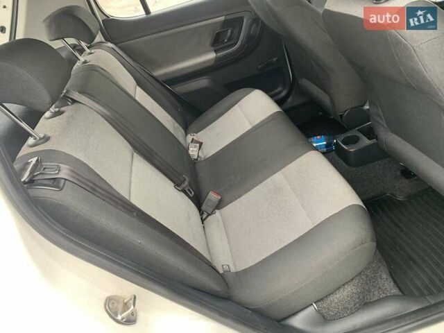 Белый Шкода Фабия, объемом двигателя 1.39 л и пробегом 230 тыс. км за 3698 $, фото 53 на Automoto.ua