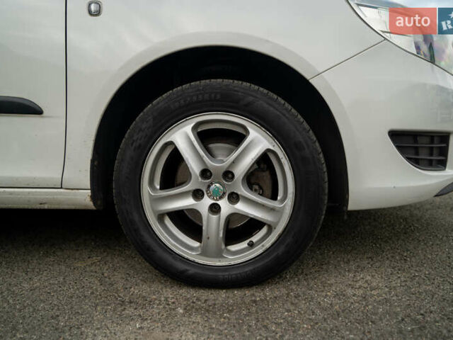 Білий Шкода Фабія, об'ємом двигуна 1.39 л та пробігом 286 тис. км за 4500 $, фото 5 на Automoto.ua