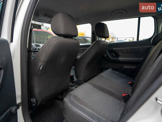 Белый Шкода Фабия, объемом двигателя 1.2 л и пробегом 287 тыс. км за 3900 $, фото 7 на Automoto.ua